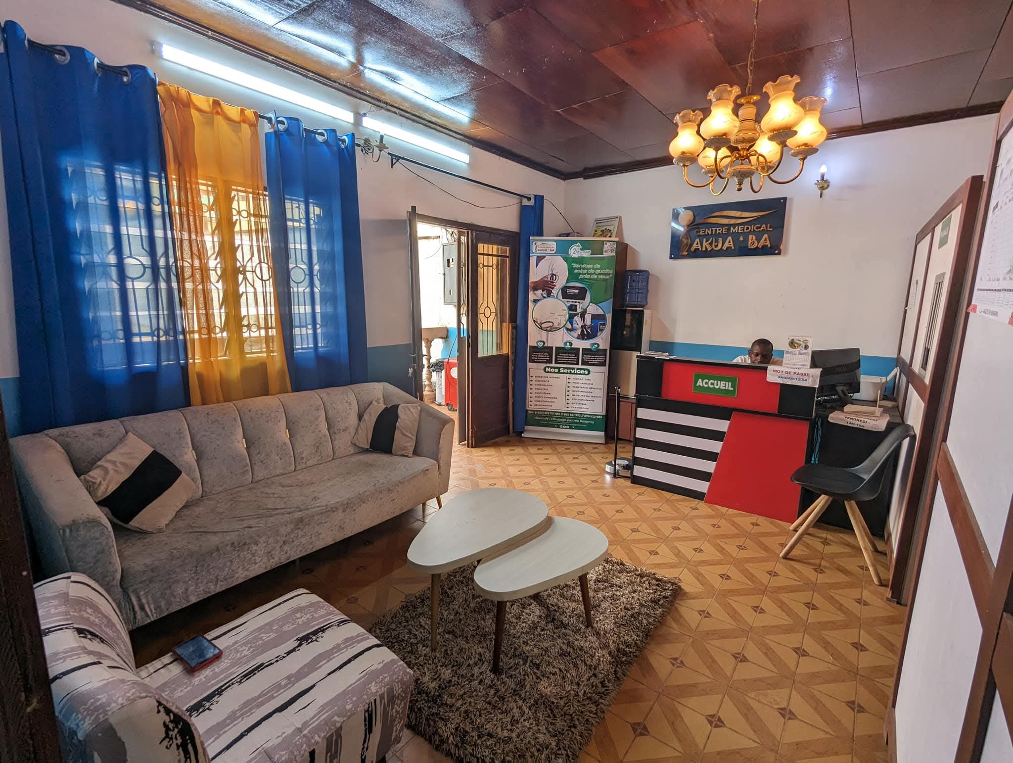 Salle d'attente et comptoir d'accueil du Centre Médical AKUA'BA