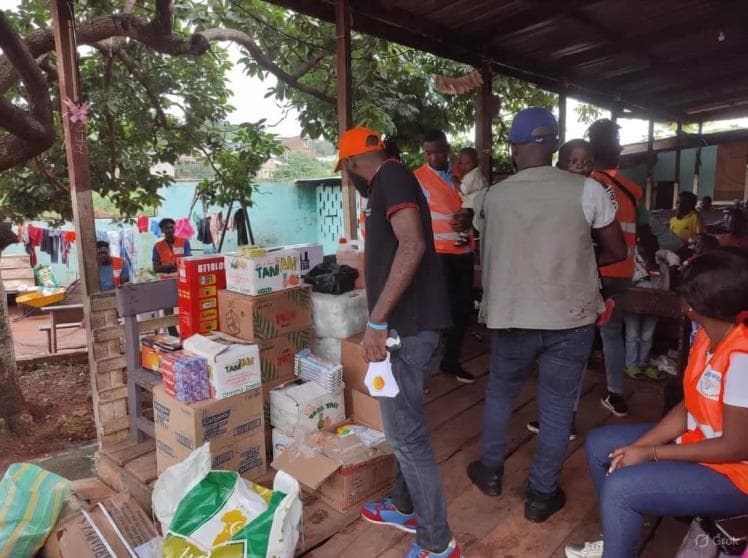 Distribution de denrées alimentaires dans un orphelinat