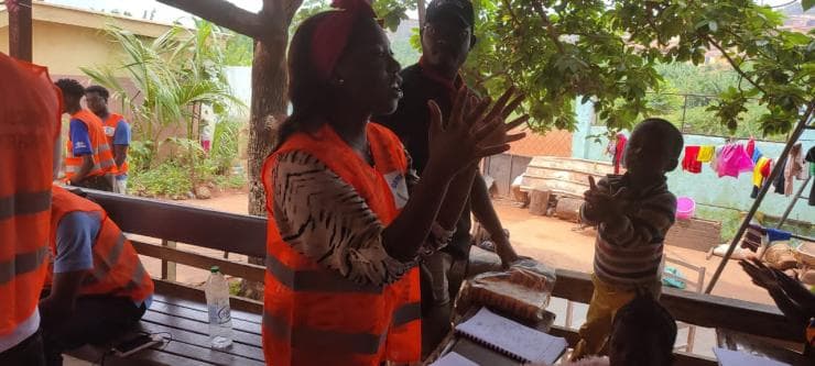 Atelier de brossage avec un enfant en orphelinat