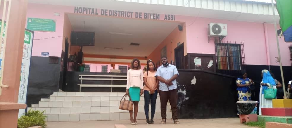 Équipe AKUA’CARE devant l’Hôpital de district de Biyem-Assi