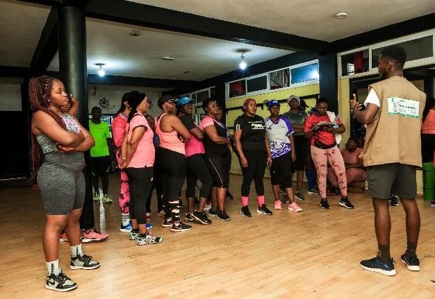 Séance de fitness communautaire pour Octobre Rose