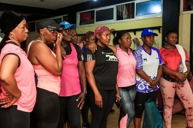 Femmes en rose réunies en salle pour Octobre Rose