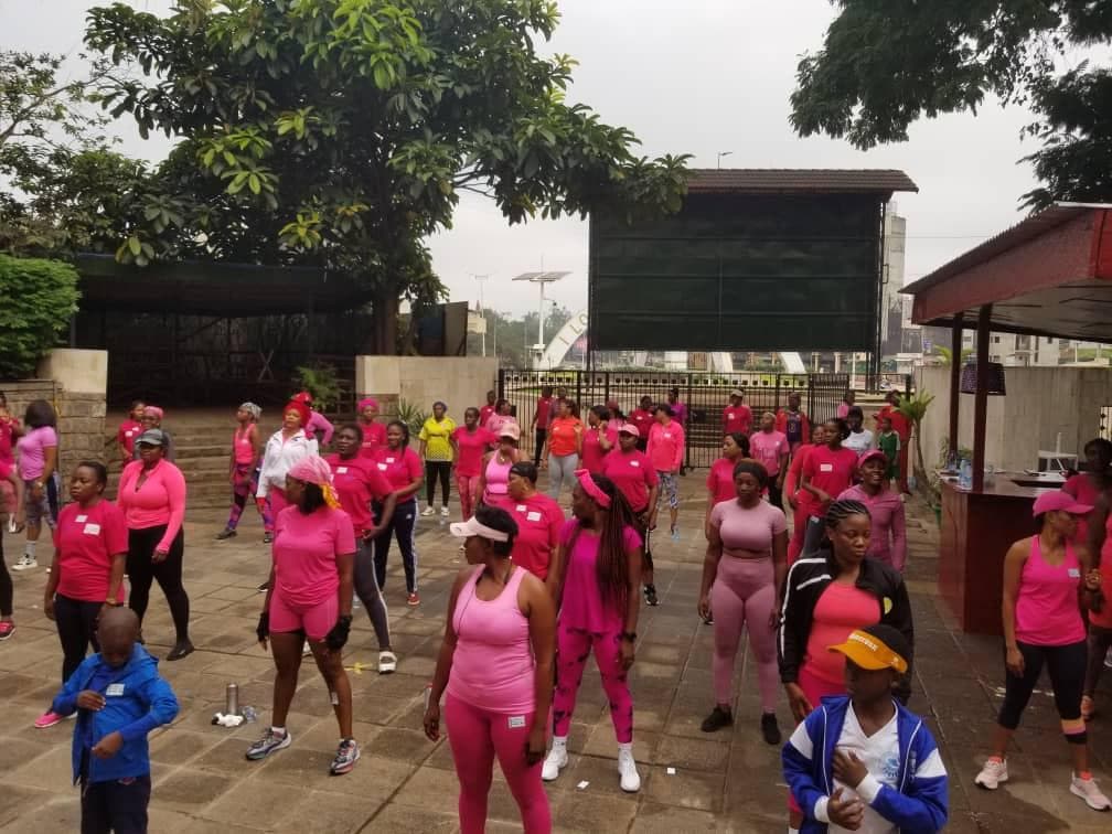 Séance de sport collective en rose pour Octobre Rose