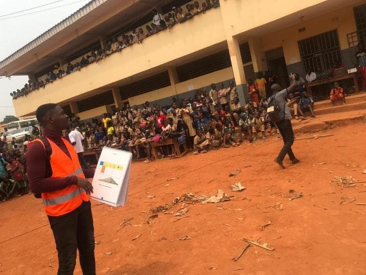 Sensibilisation des élèves dans la cour du lycée