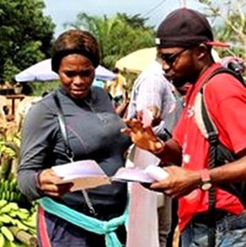Sensibilisation porte-à-porte et distribution de tracts au marché