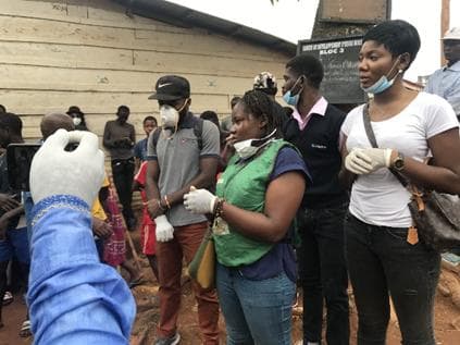 Volontaires masqués et gantés en mobilisation de quartier